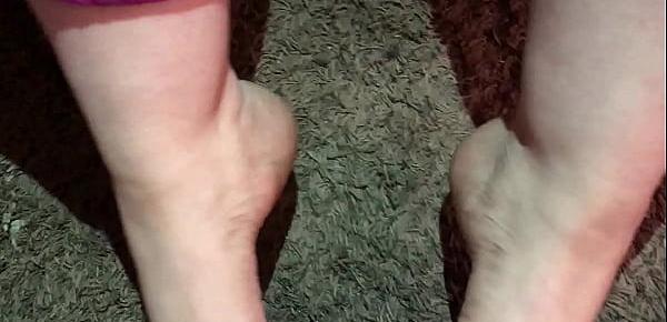  I cum all over my GF pretty feet and pink toes.